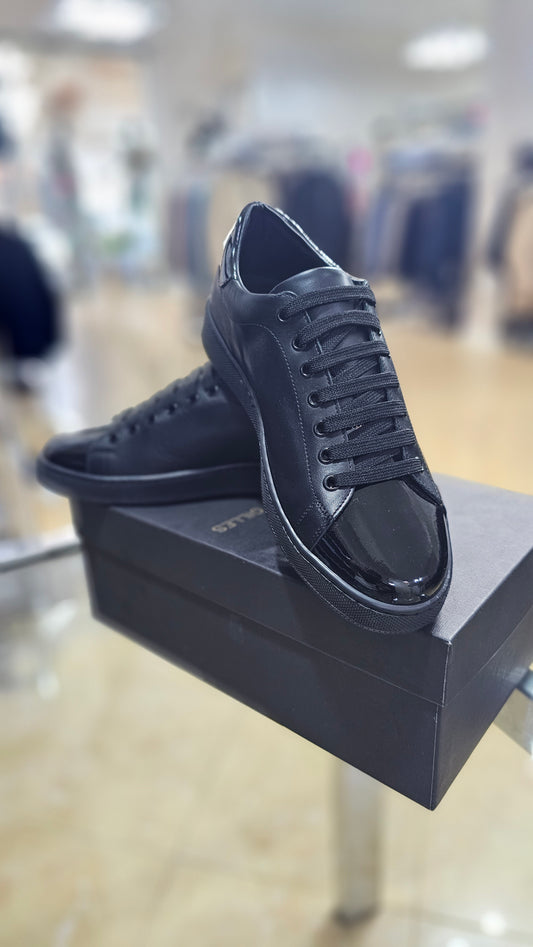 SNEAKERS ELEGANTE CON VERNICE LUCIDA